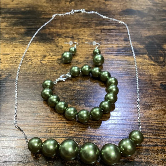 Bracelets - Picture 1 of 6